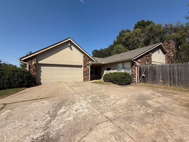 Building Photo - Vaulted Ceilings, Large Great Room! 3 bedr...