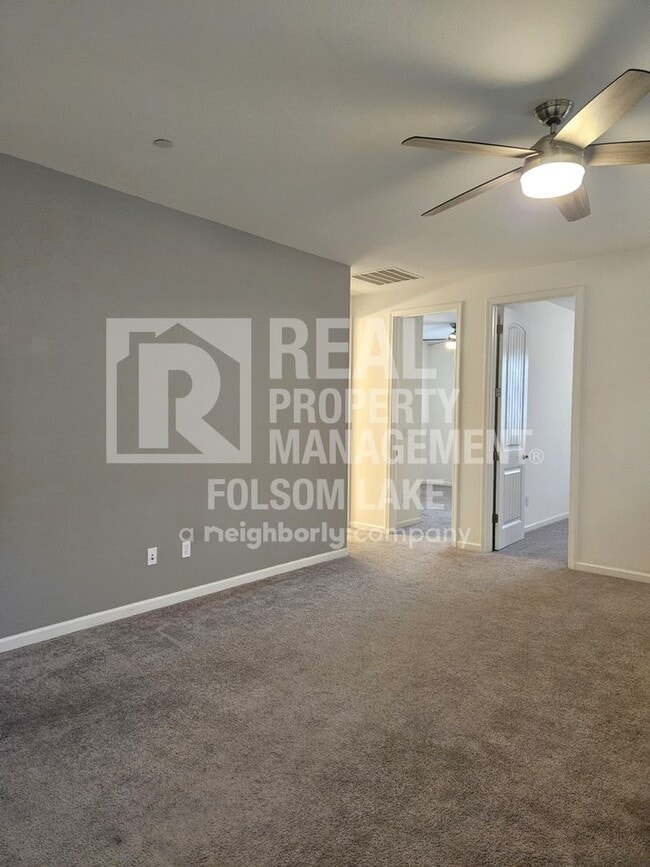 Building Photo - Spacious 3 bedroom 2.5 bath in the Westshore Lake Neighborhood