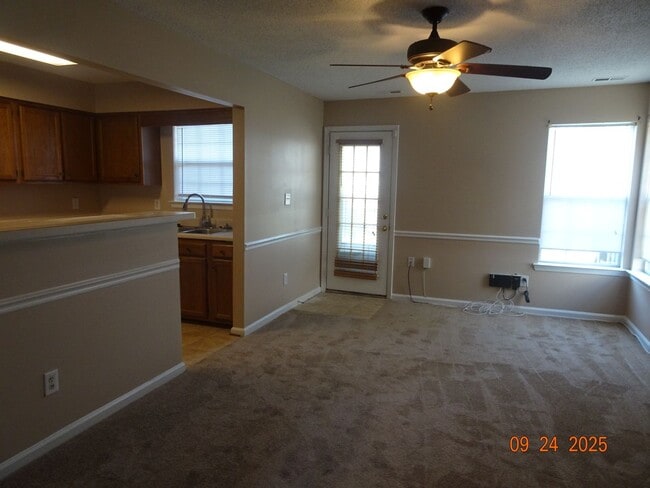 Building Photo - 3 Bedrooms, 2.5 Bathrooms Townhouse Rental