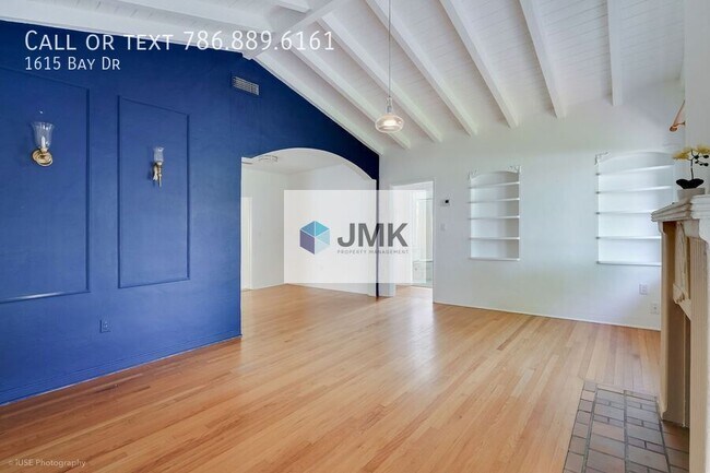 Building Photo - 1615 Bay Dr