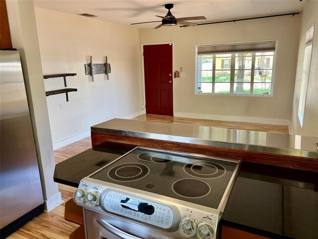 Building Photo - 412 W Croslin St