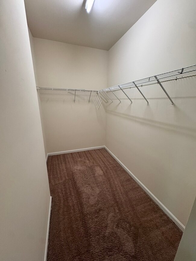 Building Photo - 2 Bed 2 Bath SPACIOUS Town Home! LOCATION ...