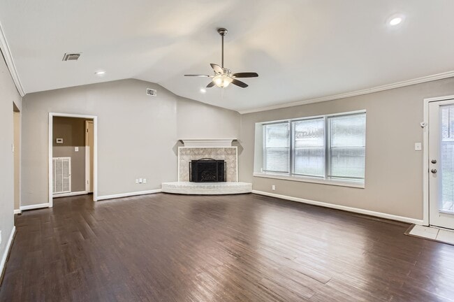 Building Photo - 5607 Circlegate Dr