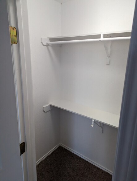 bed 2 closet - 107 W Mesquite St