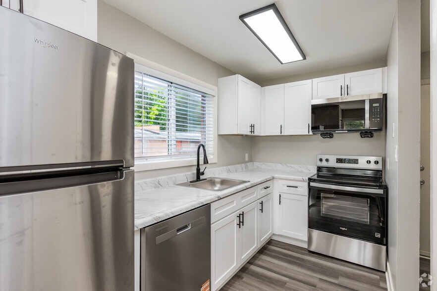3BR, 1BA - 1,050SF - Kitchen - Harborstone