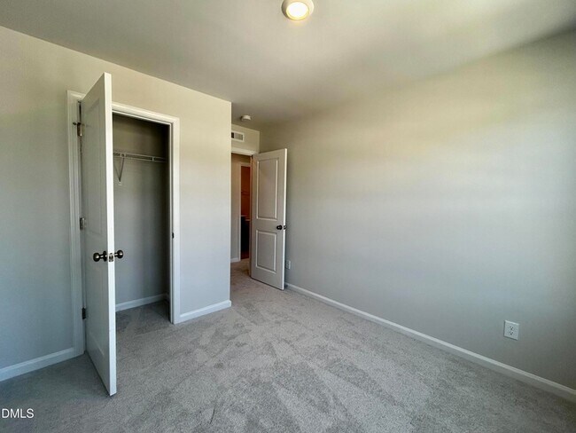 Building Photo - 154 Paramount Dr