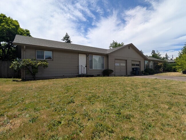 Building Photo - Nice 2 bed/1 bath duplex off River Road