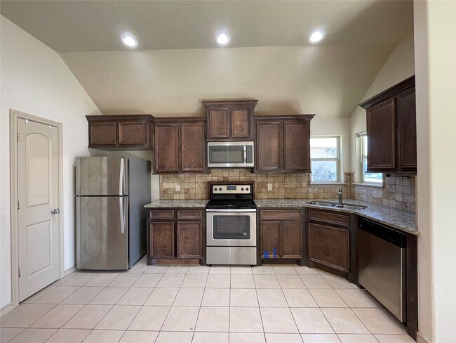 Building Photo - 16928 W Ivanhoe St