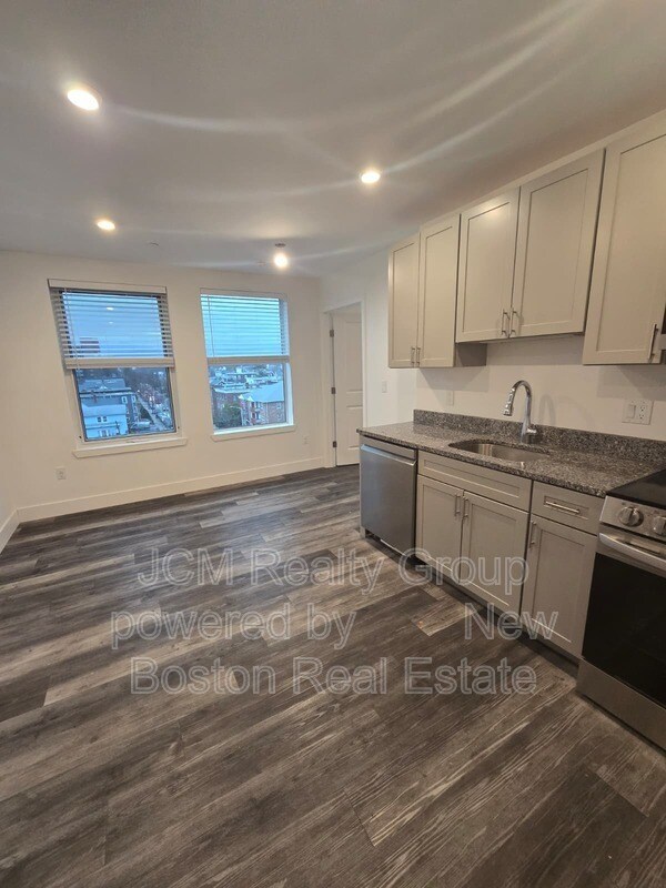 Building Photo - 585 Essex St
