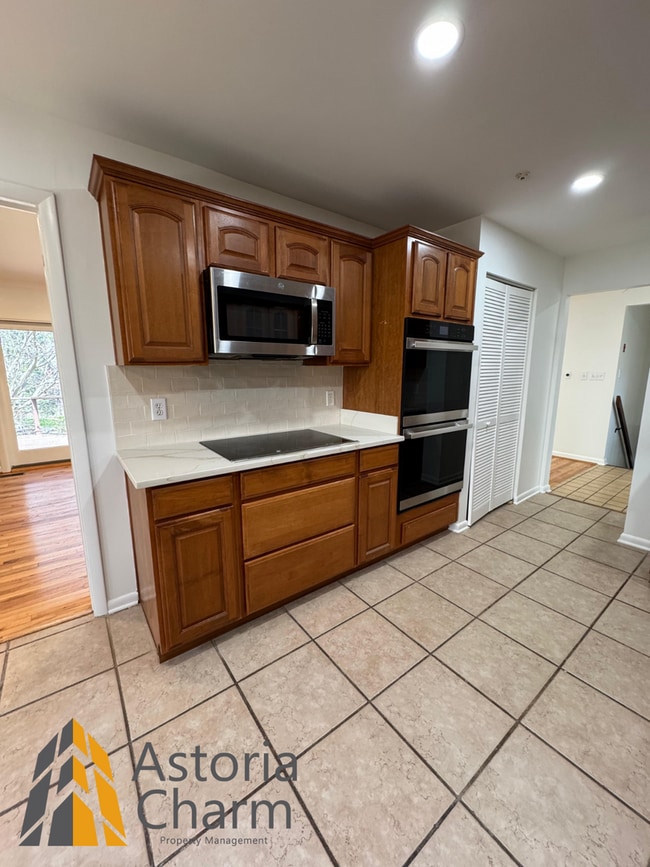 Building Photo - Spacious 5 Bedroom 3 Bath + Den Single Family Detached Home