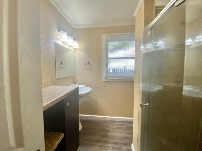 Building Photo - 4 Bed 2 Bath Home Now Available!