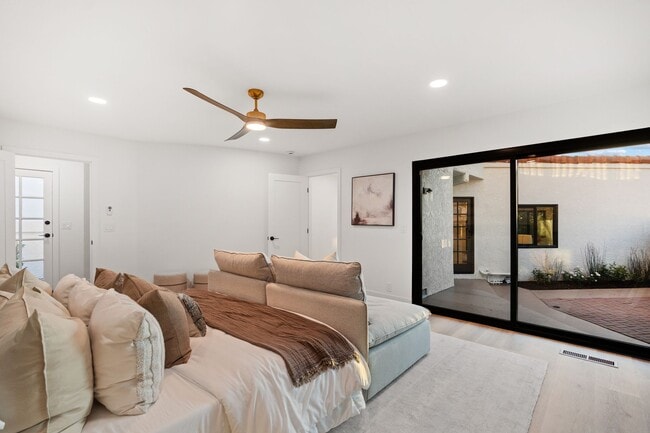 Building Photo - 6803 El Fuerte St