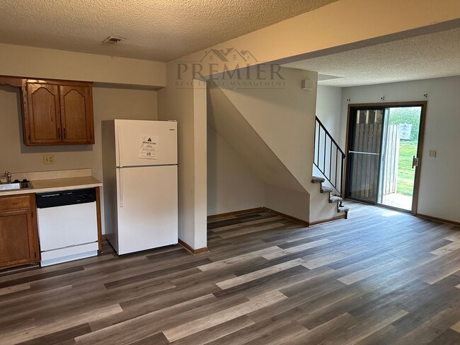 Building Photo - 3 bed / 1.5 bath TH -122 NE Churchill St, ...