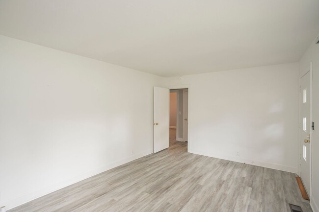 Building Photo - 208 Hillcrest Dr