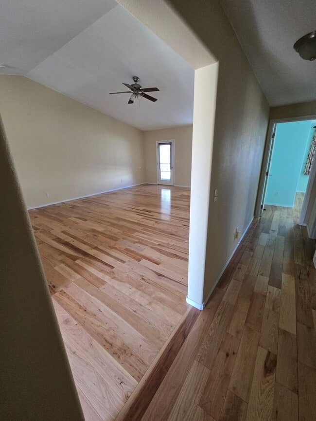 Building Photo - Cozy home Madras Oregon