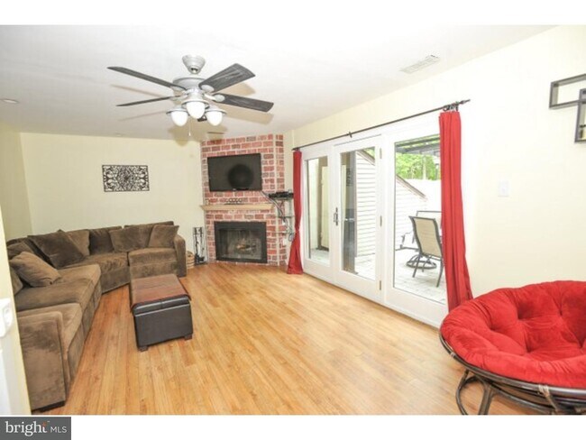 Primary Photo - 48 W Azalea Ln