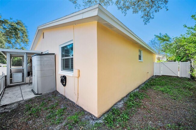 Building Photo - 1000 Crane Ct