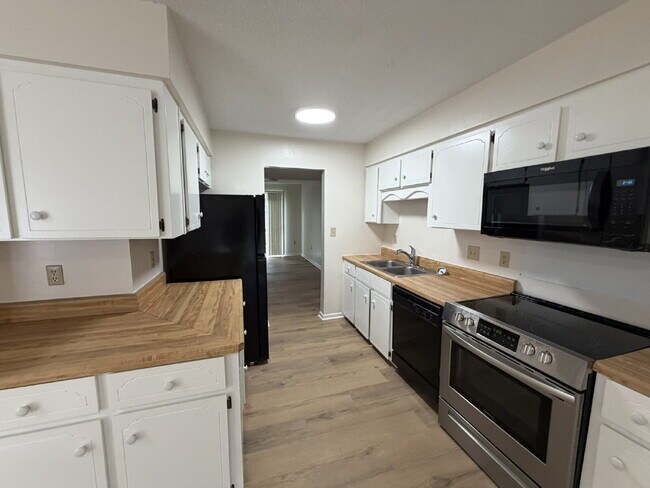 Building Photo - Townhouse for Rent