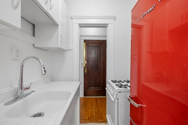 Building Photo - 170 Maple St