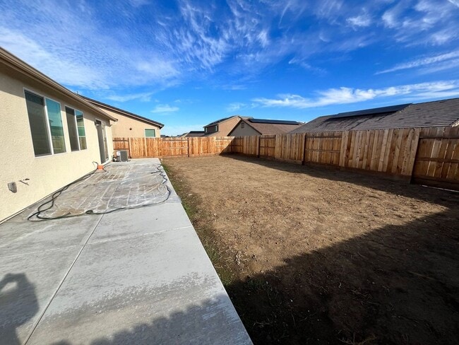 Building Photo - LIKE NEW!  3 BEDROOM, 2 BATH HOME FOR RENT