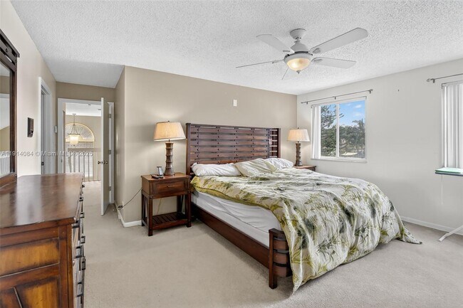 Building Photo - 9481 Oak Grove Cir