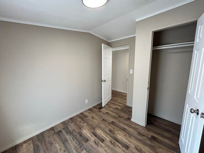 Building Photo - 1370 Suzanne Cir