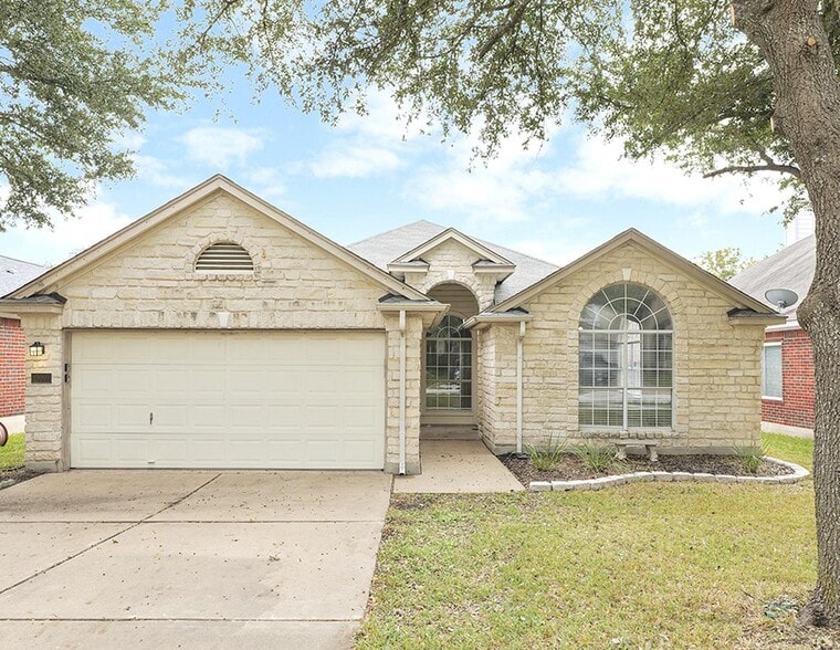 Building Photo - Spacious & comfy Willow Run home by Mills Pond