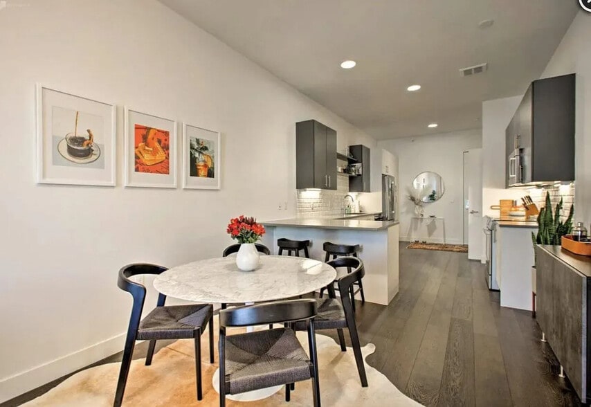 Building Photo - 2530 Lawrence St