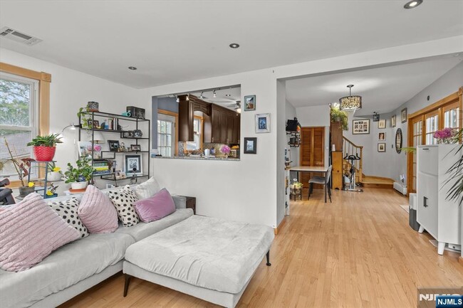 Building Photo - 274 Warren St