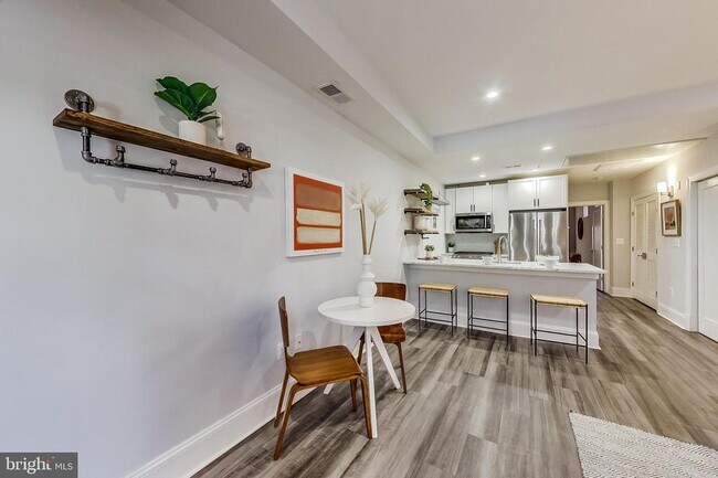 Building Photo - 819 D St NE