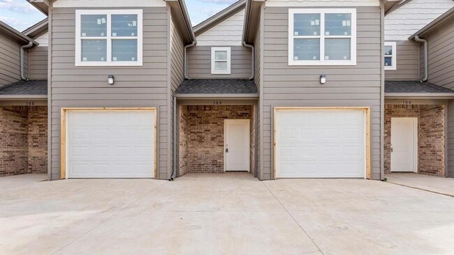 Building Photo - 3308 White Horse Dr