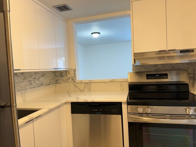 Building Photo - For Rent - Recently Remodeled 1/1 Condo - Great location in Kendall - $1,650