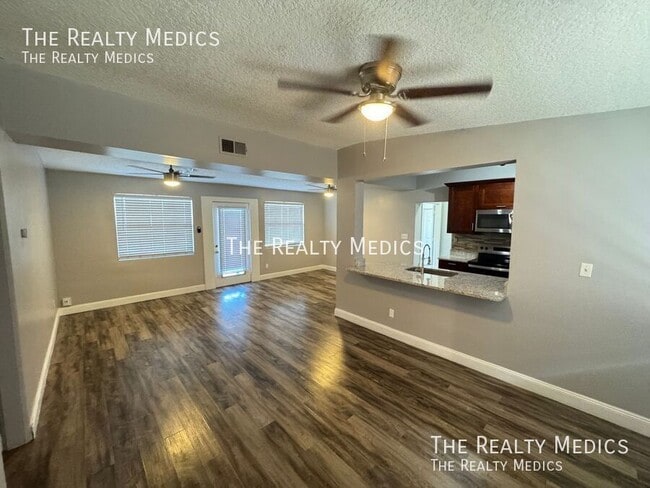 Building Photo - 1102 Egan Dr