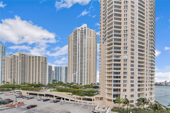 Building Photo - 540 Brickell Key Dr