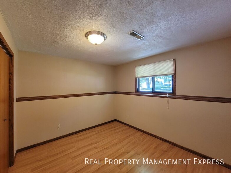 Building Photo - Great 4 Bed 2 Bath House with 2-stall atta...