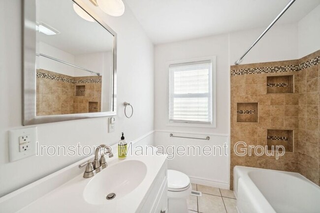 Building Photo - 1414 S Sandusky Ave