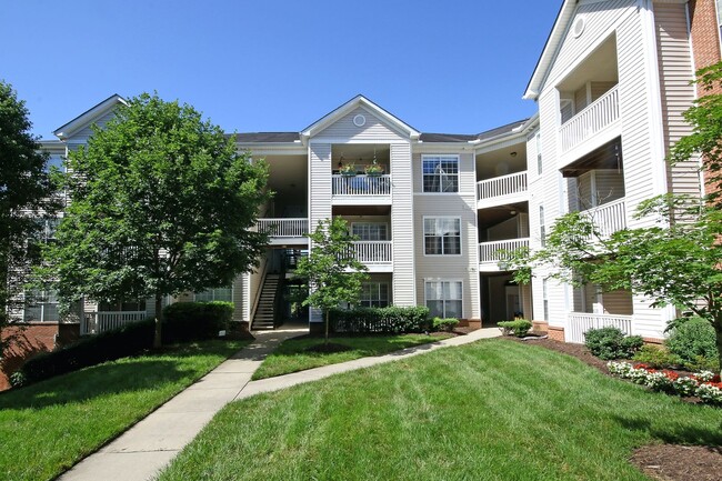 Building Photo - Spacious Lower-Level Riverbend Condo (Appl...