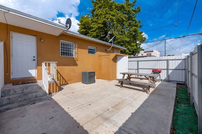 Building Photo - 323 NW 21st Ave