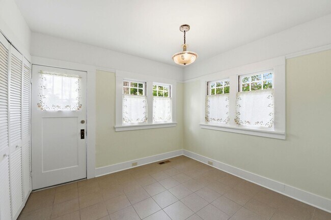 Building Photo - Cottage Style Home