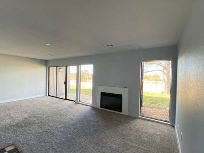 Building Photo - Beautifully Remodeled 3 bedroom Townhome in the Pinery.