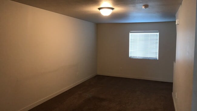 Building Photo - 3 Story Vineyard Townhome w 1 car attached...
