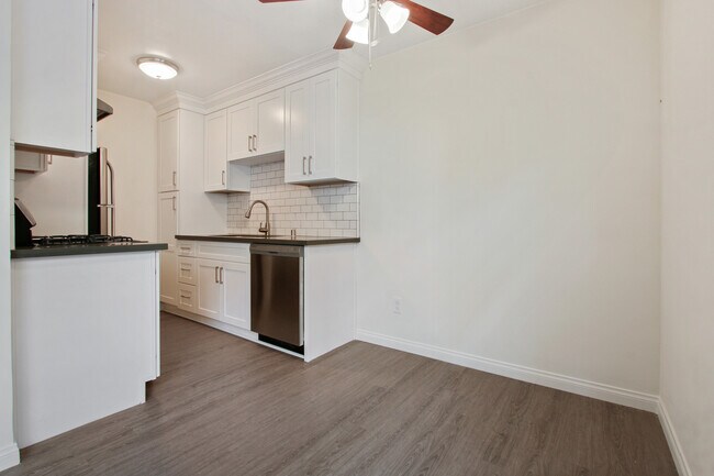 Building Photo - 848 7th St