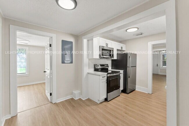 Building Photo - Newly Renovated 3 Bedroom Home With Modern Kitchen