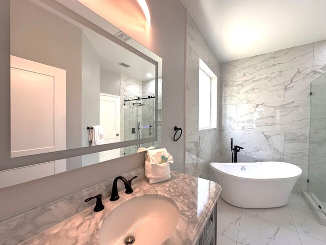 Building Photo - 421 Cabello Dr