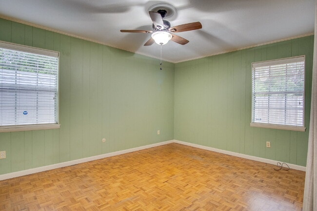 Building Photo - Beautiful 3BR Home in North Hill – Special: ½ Off Deposit for Active-Duty Military!