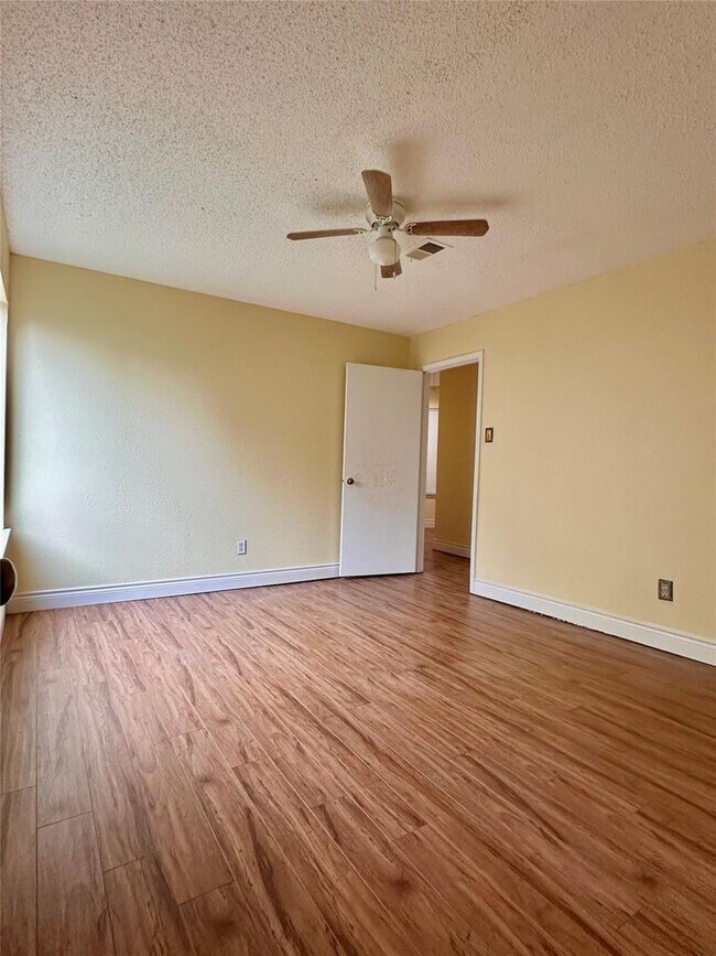 Building Photo - 3230 Meadway Dr