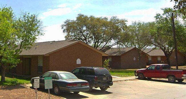 Building Photo - 606 E Kennedy Ave