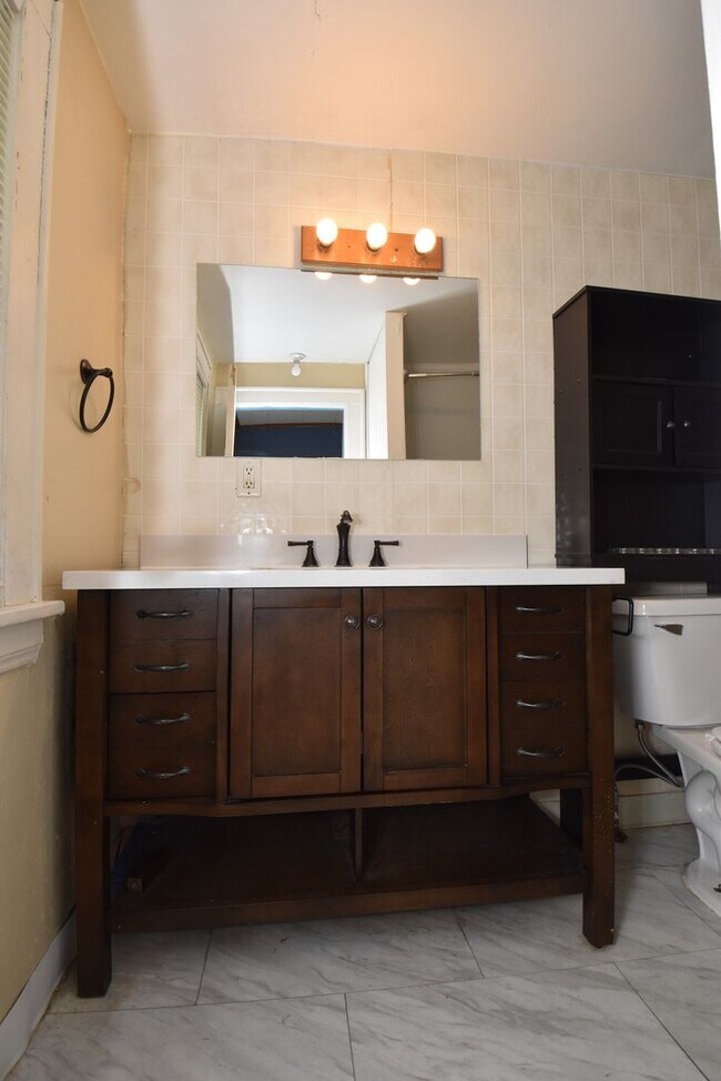 Building Photo - 135 E Eckman St