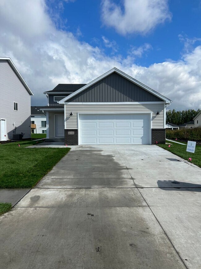 Building Photo - 4 Bed 3 Bath Single Family Home