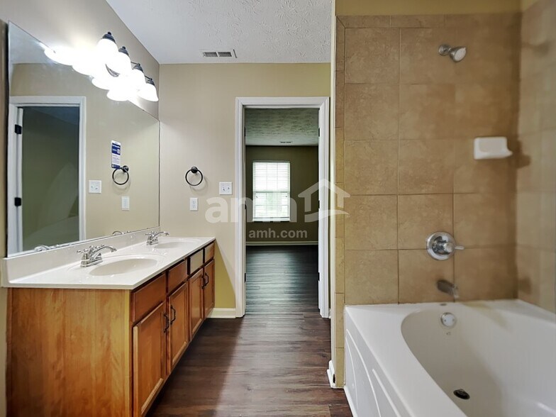 Building Photo - 150 Brittony Woods Dr